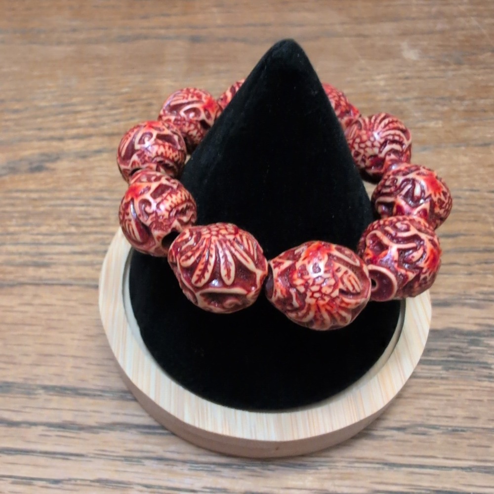 Carved‎ Red Cinnabar Style Resin Bead Stretch Bracelet Floral Scroll Pattern - Picture 3 of 3